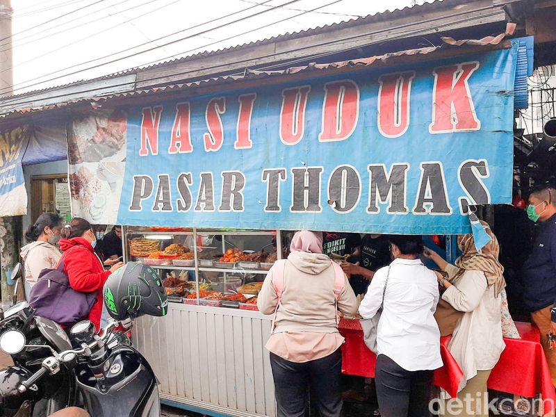 nasi uduk pasar thomas yang terkenal lezat dengan 30 lauk