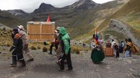Dua burung itu sebelumnya ditemukan terluka dan diselamatkan oleh Kementerian Lingkungan Bolivia.