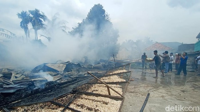 Pabrik kerupuk di Palembang terbakar.