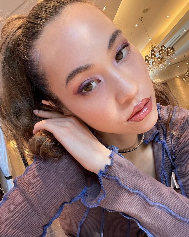 Kiko MizuharaSalah satu gosip pacaran G-Dragon yang paling jadi perbincangan saat ia tertangkap bermesraan dengan Kiko Mizuhara. Di 2010, banyak foto yang menampilkan kebersamaan pria yang akrab disapa GD itu dengan sang model sekaligus aktris Jepang berdarah Amerika dan Korea itu. Nama Kiko bahkan pernah muncul dalam salah satu lagu G-Dragon. Foto: Instagram