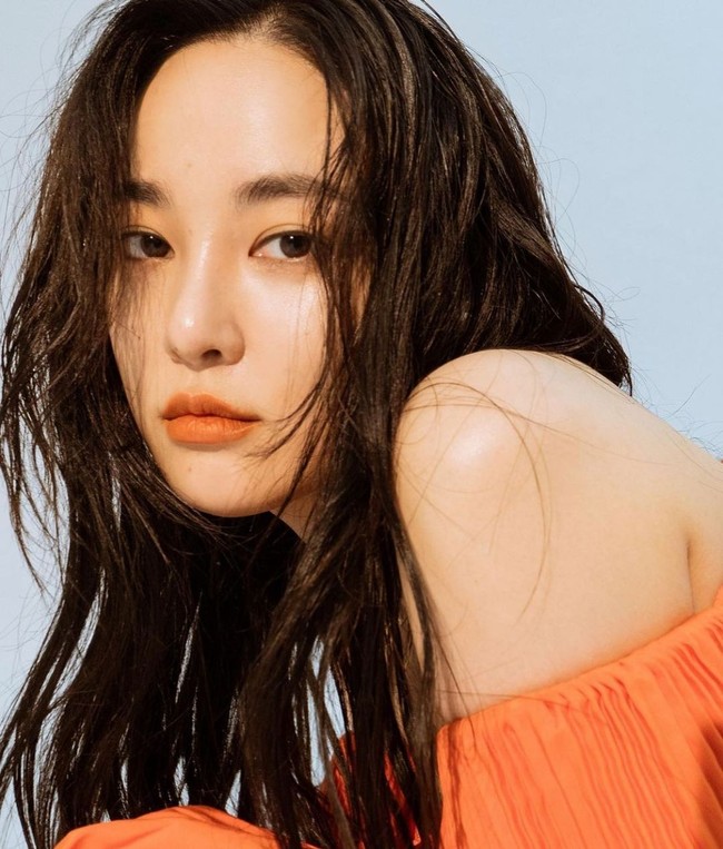 JooyeonBukan pertama kalinya G-Dragon diungkap Dispatch menjalin hubungan dengan seorang artis wanita. Beberapa tahun lalu, pemilik nama asli Kwon Ji Young tersebut tertangkap paparazzi bersama aktris yang juga personel After School ini. Tampaknya hubungan mereka tidak serius atau tidak lama berlanjut karena setelahnya jarang lagi terlihat bersama dan kini G-Dragon digosipkan pacaran dengan Jennie.  Foto: Instagram