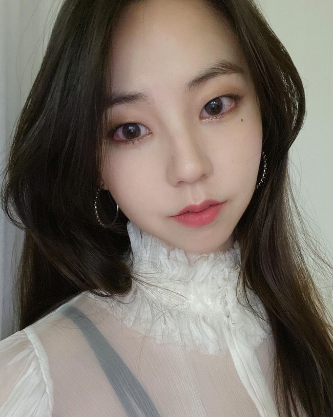 Ahn So HeeSejak baru debut, kehidupan cinta G-Dragon bikin banyak orang penasaran. Di 2017, ia pun pernah digosipkan pacaran dengan Ahn So Hee yang saat itu tergabung dengan grup Wonder Girls. Kala itu, keduanya pernah berkolaborasi dalam WonderBang. Fans menyebutkan jika pemain film Train to Busan itu pernah diberi laptop warna pink dengan inisial nama G-Dragon dan mereka kerap memakai aksesori matching. Foto: Instagram