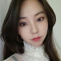 Ahn So HeeSejak baru debut, kehidupan cinta G-Dragon bikin banyak orang penasaran. Di 2017, ia pun pernah digosipkan pacaran dengan Ahn So Hee yang saat itu tergabung dengan grup Wonder Girls. Kala itu, keduanya pernah berkolaborasi dalam WonderBang. Fans menyebutkan jika pemain film Train to Busan itu pernah diberi laptop warna pink dengan inisial nama G-Dragon dan mereka kerap memakai aksesori matching. Foto: Instagram