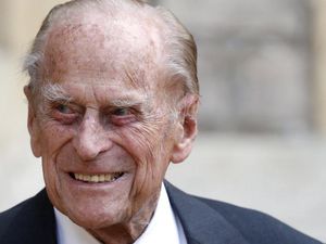 Pangeran Philip Wafat, Warga Letakkan Bunga di Depan Kastil Windsor