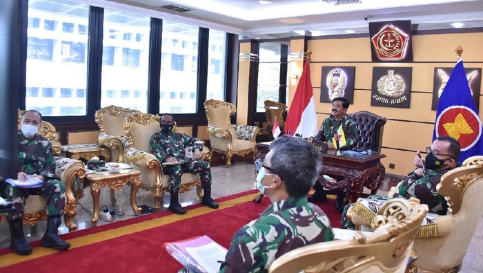 Panglima TNI Marsekal Hadi Tjahjanto melakukan virtual call dengan Pangab Brunei Darussalam