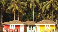 Pantai Agonda juga memiliki pondok-pondok kecil berwarna-warni di sepanjang pantai yang bisa diinapi wisatawan. Juga katanya masakan yang disajikan di sin isangt lezat dan beragam menu kuliner dunia mereka sajikan.