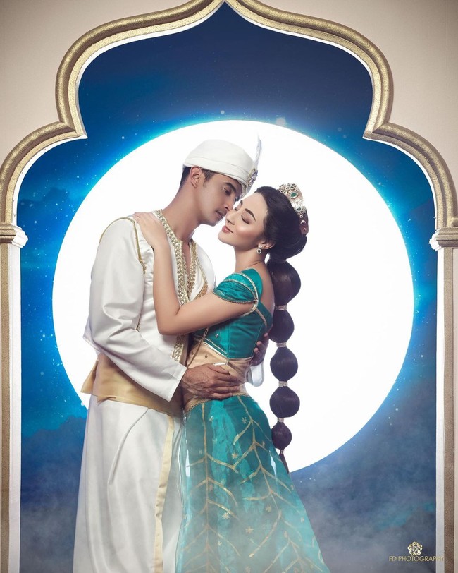 Pengantin baru Ali Syakieb dan Margin Wieheerm menjelma sebagai Aladdin dan Jasmine dari film Aladdin. Diceritakan dalam film tersebut, cinta sejati hadir bagi mereka yang berani untuk menjadi diri sendiri. (Foto: Dok: Disney dan FD Photography)
