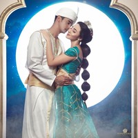 Pengantin baru Ali Syakieb dan Margin Wieheerm menjelma sebagai Aladdin dan Jasmine dari film Aladdin. Diceritakan dalam film tersebut, cinta sejati hadir bagi mereka yang berani untuk menjadi diri sendiri. (Foto: Dok: Disney dan FD Photography)