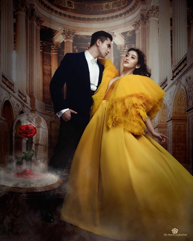 Verrel Bramasta dan Ranty Maria mengulang kembali adegan romantis kisah klasik Disney Beauty and the Beast. Sebagai Belle, Ranty Maria menebar pesonanya dalam balutan gaun kuning dramatis karya Hian Tjen. (Foto: Dok: Disney dan FD Photography)