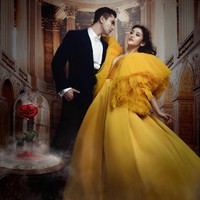 Verrel Bramasta dan Ranty Maria mengulang kembali adegan romantis kisah klasik Disney Beauty and the Beast. Sebagai Belle, Ranty Maria menebar pesonanya dalam balutan gaun kuning dramatis karya Hian Tjen. (Foto: Dok: Disney dan FD Photography)
