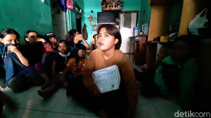 Pasutri di Kota Malang memiliki 15 anak. Kartu Keluarga (KK) mereka dua lembar karena tidak cukup mencatat seluruh anggota keluarga.