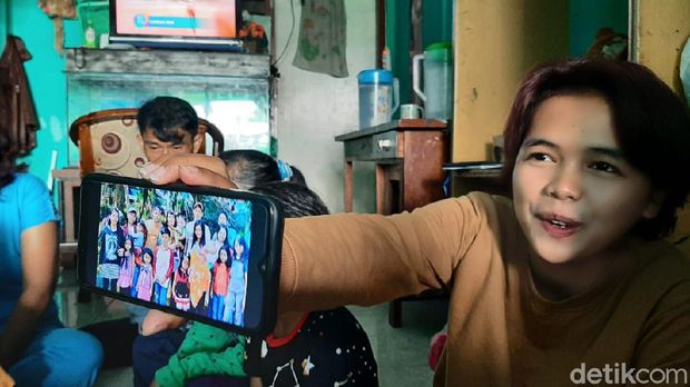 Pasutri di Kota Malang memiliki 15 anak. Kartu Keluarga (KK) mereka dua lembar karena tidak cukup mencatat seluruh anggota keluarga.