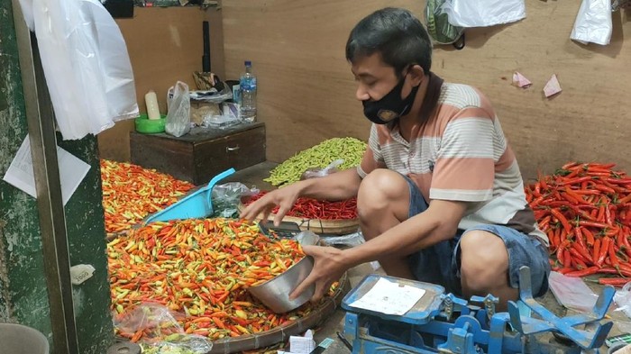 Harga cabai di Pasar Kramat Jati, Jakarta Timur, masih ganas, Rabu (13/01/2021). Cabai rawit merah merah dibandrol Rp 75 ribu//Kg.