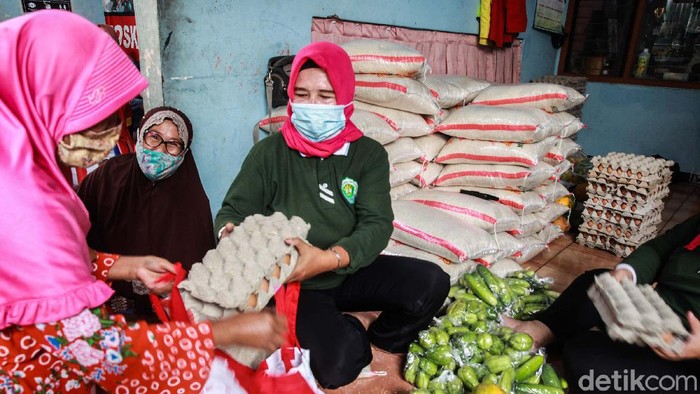 Pembagian Bantuan Pangan Non Tunai (BPNT) dilakukan di RW 01 Kelurahan Gaga, Larangan, Kota Tangerang, Banten. Bantuan senilai Rp 200.000 itu dibelanjakan sembako.