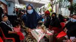 Warga Antre Bansos Non Tunai di Kota Tangerang