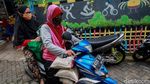 Warga Antre Bansos Non Tunai di Kota Tangerang