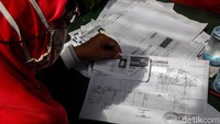 Petugas mengecek data diri penerima Bantuan Pangan Non Tunai (BPNT).
