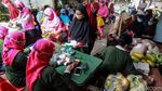 Warga Antre Bansos Non Tunai di Kota Tangerang
