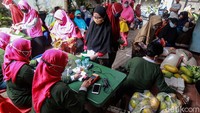 Warga mengantre pembagian sembako Bantuan Pangan Non Tunai (BPNT) di RW 01 Kelurahan Gaga,Larangan, Kota Tangerang, Banten, Rabu (24/2/2021).
