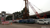 Sejumlah alat berat dikerahkan untuk membantu menyelesaikan pembangunan proyek kereta cepat tersebut.
