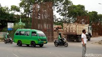 Jika di kawasan Tegalluar, Kabupaten Bandung, tiang-tiang penyangga kereta cepat sudah berdiri kokoh, untuk di kawasan Buahbatu, Kota Bandung, pembangunan tiang penyangga masih dilakukan.