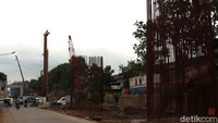 Terlihat rangka besi untuk tiang penyangga ini sudah terpasang di kawasan Buahbatu.
