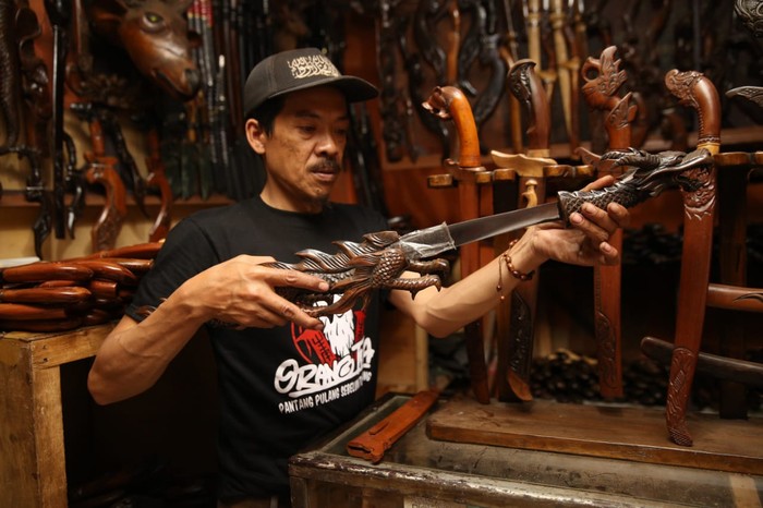 Pembuatan golok di Kampung Sukamahi Kabupaten Bandung