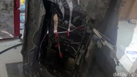 Posisi ATM sendiri diketahui berada di area depan, kondisi mesin terlihat rusak di bagian belakangnya.