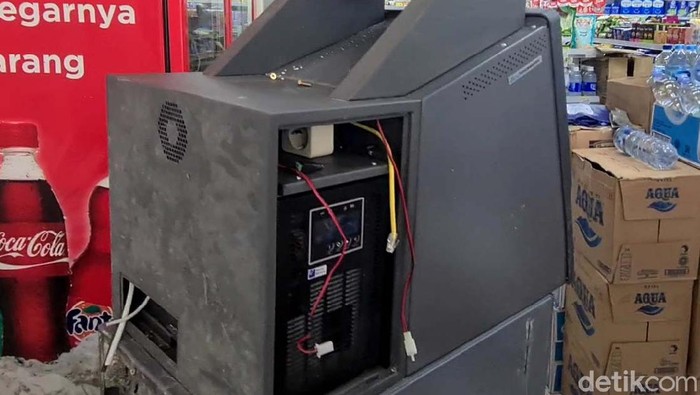 Anjungan Tunai Mandiri (ATM) di salah satu minimarket di Kampung Citepus Tengah, Desa Citepus, Kecamatan Palabuhanratu, Sukabumi dibobol maling. Begini potretnya.