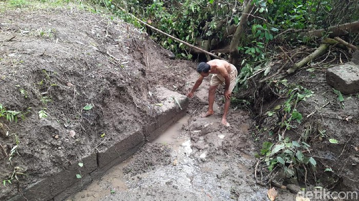 Penampakan batu berjejer seperti fondasi yang ditemukan warga Prambanan, Sleman