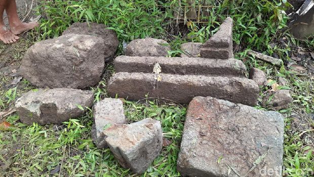 Penampakan batu berjejer seperti fondasi yang ditemukan warga Prambanan, Sleman