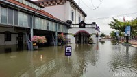 Banjir merendam kawasan stasiun sejak hujan lebat mengguyur Kota Semarang kemarin.