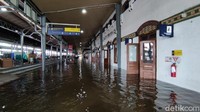 Genangan air masih merendam setinggi sekitar 50 sentimeter. 