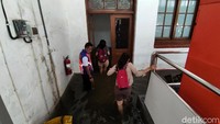 Pantauan di lokasi, Rabu (24/2), akses jalan menuju Stasiun Tawang masih terendam banjir setinggi sekitar lutut orang dewasa. Barang-barang milik stasiun tampak dinaikkan ke peron yang tidak tergenang banjir.