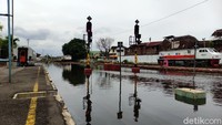 Meski terendam banjir, Humas PT KAI Daop 4 Semarang, Krisbiyantoro menyebut  tidak ada perjalanan kereta yang dihentikan. Dia menyebut sempat ada kereta api yang dibantu dengan lokomotif hidrolik untuk melewati genangan setinggi 14-23 sentimeter pada titik KM 1+100 sampai dengan 1+600.