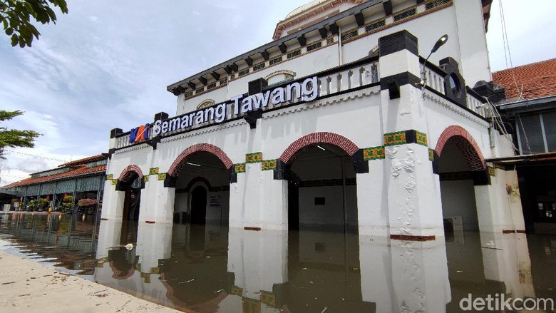 Stasiun Tawang Semarang kembali terendam banjir. Meski begitu, tak ada perjalanan kereta yang dihentikan meski area stasiun terendam. Berikut penampakannya.