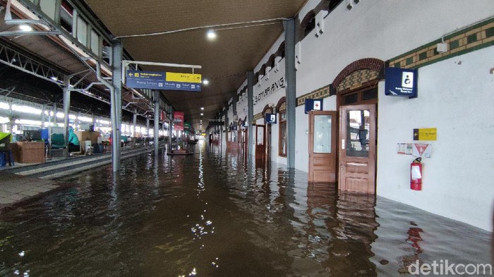 Penampakan Stasiun Tawang yang masih terendam banjir setinggi sekitar 50 cm, Rabu (24/2/2021)