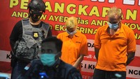 Andrei Kovalenka alias Andrew Ayer padahal saat itu tengah proses administrasi pemindahannya ke Rumah Detensi Imigrasi Denpasar untuk menunggu pendeportasian setelah sebelumnya menjalani hukuman pidana di Lapas Kerobokan karena kasus narkotika. Kaburnya WN Rusia yang juga merupakan buronan interpol itu turut dibantu sang kekasih.