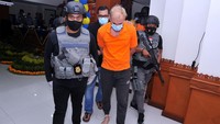 Andrei Kovalenka alias Andrew Ayer sempat kabur dan melarikan diri dari Kantor Imigrasi Ngurah Rai sejak Kamis (11/2) lalu saat proses administrasi pemindahannya ke Rumah Detensi Imigrasi Denpasar untuk di deportasi.