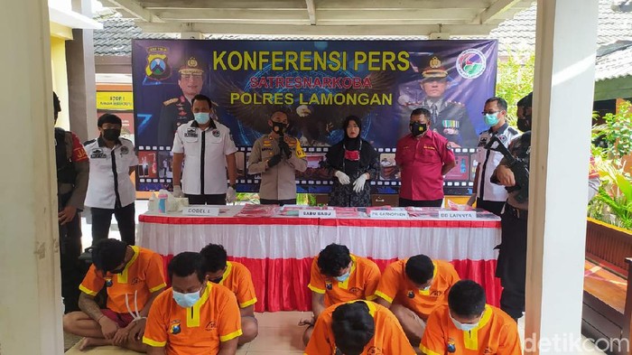 Peredaran narkoba di Lamongan dinilai masih tinggi. Sebab dalam sebulan, Satreskoba Polres Lamongan mengungkap 9 kasus narkoba.