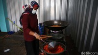 Pemilik usaha kerupuk makaroni Cipta Rasa, Anita Kartika menerangkan ada sekitar 10 ibu-ibu yang bekerja di tempatnya. Dalam sehari, tak kurang dari 50 gantung kerupuk diproduksi di pabrik rumahan ini. Setiap gantungan terdiri dari 20 renceng kerupuk makaroni atau kerupuk seblak.