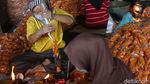 Pengusaha Kerupuk Seblak Ini Raup Omzet Puluhan Juta/Bulan