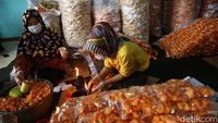 Anita biasa mengupah ibu-ibu ini setiap hari Rabu. Bayaran yang diberikan berbeda-beda setiap orang berkisar Rp 100-300 ribu, tergantung tugas dan waktu kerja.