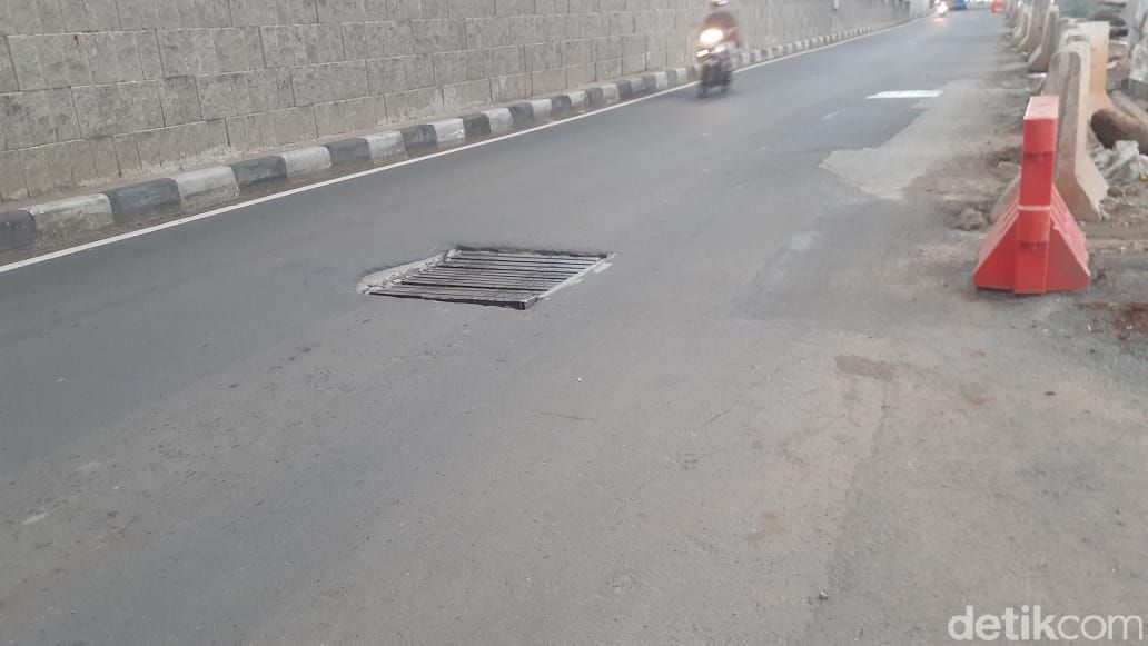 Penutup gorong-gorong tak rata permukaan jalan di Jl MT Haryono, Pancoran, 24 Februari 2021. (Afzal Nur Iman/detikcom)