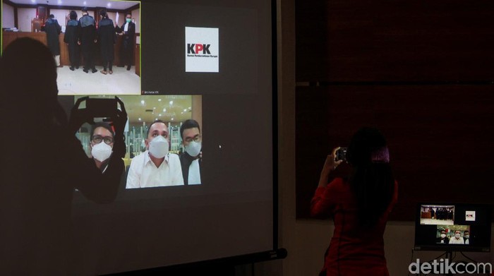 Penyuap mantan Menteri Sosial Juliari P Batubara, Harry Van Sidabukke, jalani sidang dakwaan hari ini. Sidang digelar secara virtual guna cegah virus Corona.