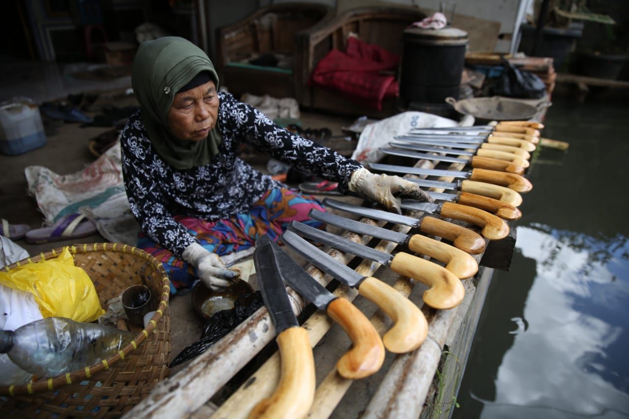Perajin golok di Sukamahi Kabupaten Bandung