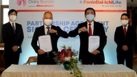 Presiden Direktur PT Panin Dai-ichi Life Fadjar Gunawan (kedua kanan) melakukan salam siku dengan Presiden Direktur PT Marubeni Indonesia Takeshi Mamiya (kedua kiri) disaksikan Presiden Direktur PT Asa Bestari Citta  Masashi Shinohara (kiri) dan Direktur Pemasaran dan Distribusi PT Panin Dai-ichi Life Yusuke Nakamitsu usai penandatanganan kerja sama di Jakarta, Rabu (24/2). Foto: dok. Panin Dai-Ichi Life