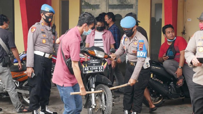 Polisi menggerebek sebuah rumah di Solo, Rabu (24/2/2021). Puluhan sepeda motor di teras rumah tersebut lalu diangkut menggunakan truk.
