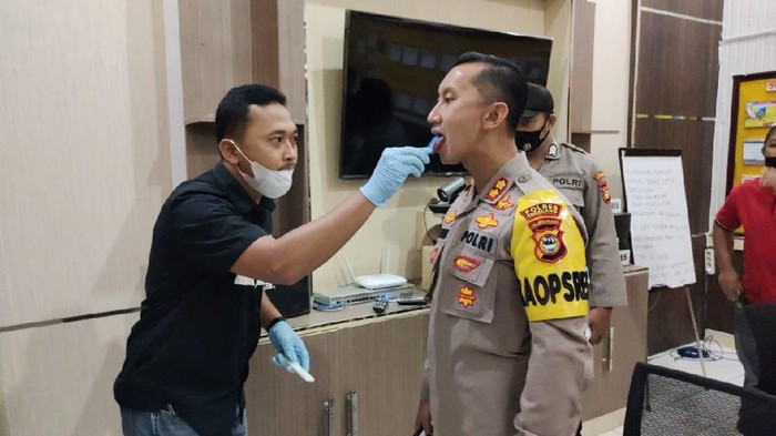 Polre Enrekang, Sulsel melakukan tes narkoba ke seluruh anggotanya