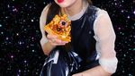 Pose Ceria HyunA saat Makan Pizza dan Kue Ulang Tahun
